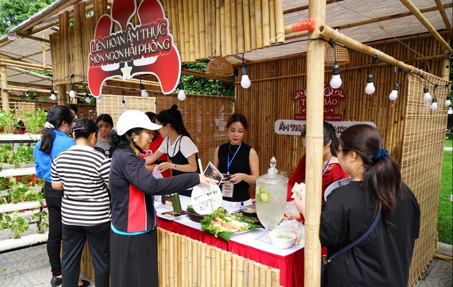 Du khách khám phá foodtour Hải Phòng tại Liên hoan ẩm thực món ngon 2025 - Ảnh 3. Du khách khám phá foodtour Hải Phòng tại Liên hoan ẩm thực món ngon 2025 - Ảnh 3.