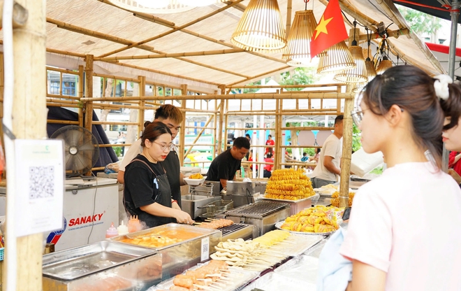 Du khách khám phá foodtour Hải Phòng tại Liên hoan ẩm thực món ngon 2025 - Ảnh 2. Du khách khám phá foodtour Hải Phòng tại Liên hoan ẩm thực món ngon 2025 - Ảnh 2.