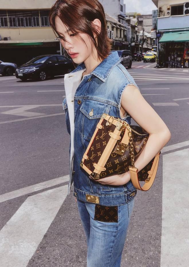 Denim on denim, phong cách mạnh mẽ cho nàng hiện đại- Ảnh 2. Denim on denim, phong cách mạnh mẽ cho nàng hiện đại- Ảnh 2.