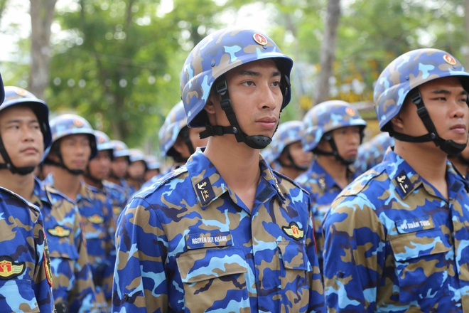 Biển người đội mưa theo dõi diễu hành mừng 70 năm giải phóng Hải Phòng - Ảnh 6.