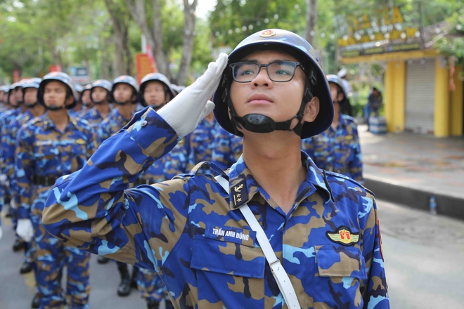 Biển người đội mưa theo dõi diễu hành mừng 70 năm giải phóng Hải Phòng - Ảnh 5.