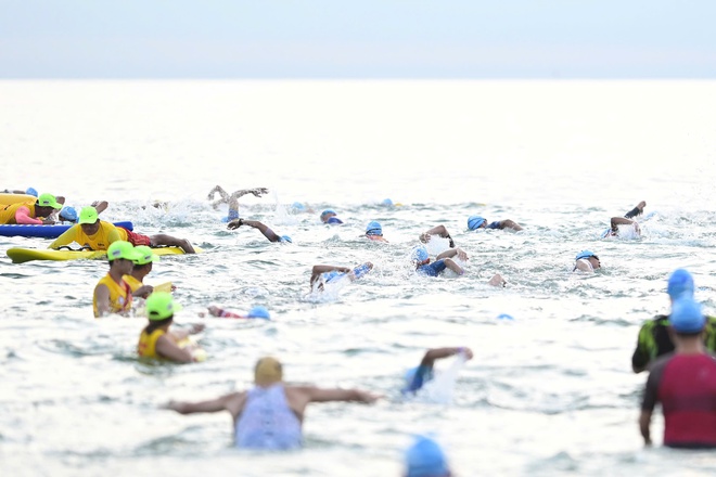 Hàng nghìn 'người thép' lao ra biển Sơn Thủy tranh tài IRONMAN 70.3 Đà Nẵng- Ảnh 6. Hàng nghìn 'người thép' lao ra biển Sơn Thủy tranh tài IRONMAN 70.3 Đà Nẵng- Ảnh 6.