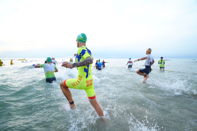 Hàng nghìn 'người thép' lao ra biển Sơn Thủy tranh tài IRONMAN 70.3 Đà Nẵng- Ảnh 4. Hàng nghìn 'người thép' lao ra biển Sơn Thủy tranh tài IRONMAN 70.3 Đà Nẵng- Ảnh 4.