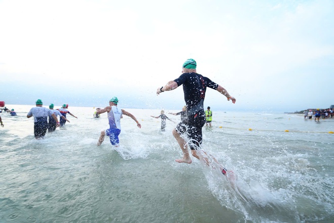 Hàng nghìn 'người thép' lao ra biển Sơn Thủy tranh tài IRONMAN 70.3 Đà Nẵng- Ảnh 5. Hàng nghìn 'người thép' lao ra biển Sơn Thủy tranh tài IRONMAN 70.3 Đà Nẵng- Ảnh 5.