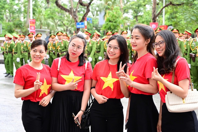 Biển người đội mưa theo dõi diễu hành mừng 70 năm giải phóng Hải Phòng - Ảnh 4.