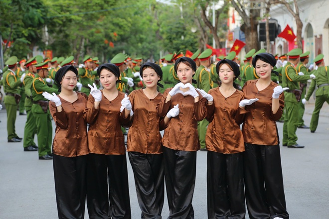 Biển người đội mưa theo dõi diễu hành mừng 70 năm giải phóng Hải Phòng - Ảnh 2.