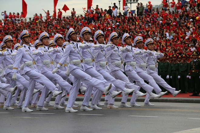 Biển người đội mưa theo dõi diễu hành mừng 70 năm giải phóng Hải Phòng - Ảnh 10.