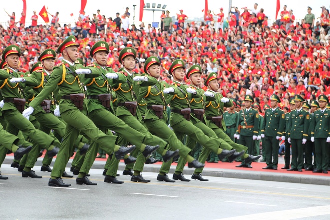 Biển người đội mưa theo dõi diễu hành mừng 70 năm giải phóng Hải Phòng - Ảnh 8.