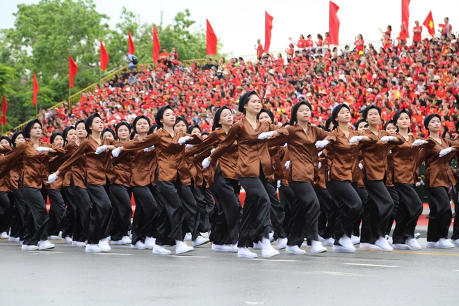 Biển người đội mưa theo dõi diễu hành mừng 70 năm giải phóng Hải Phòng - Ảnh 9.