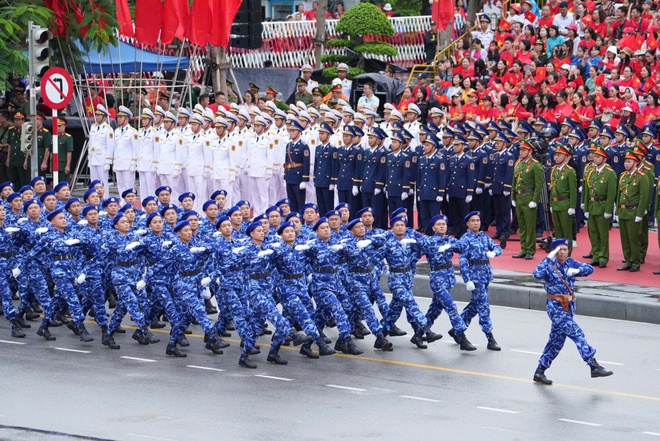 Biển người đội mưa theo dõi diễu hành mừng 70 năm giải phóng Hải Phòng - Ảnh 13.