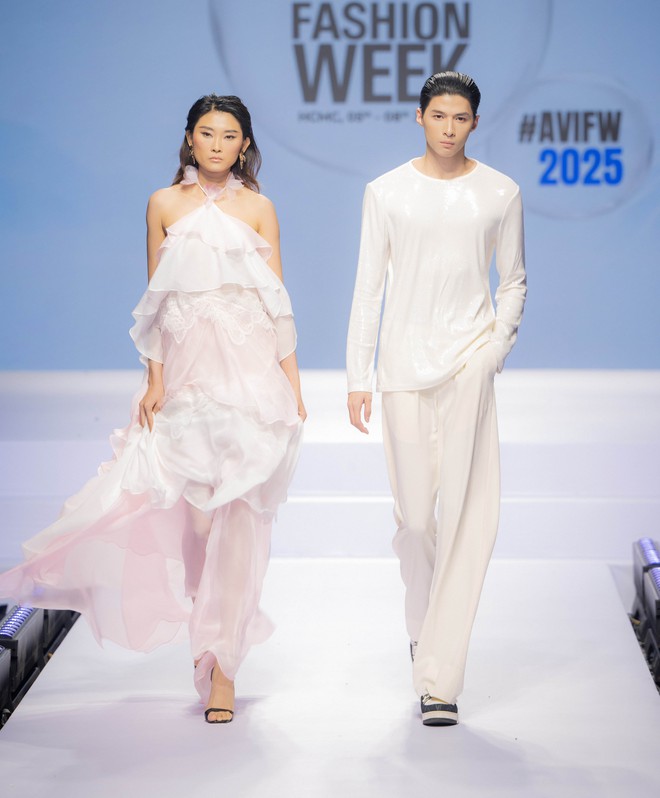 Ấn tượng với màn trình diễn chào sân của Tuần lễ thời trang Xuân Hè 2025- Ảnh 5. Ấn tượng với màn trình diễn chào sân của Tuần lễ thời trang Xuân Hè 2025- Ảnh 5.
