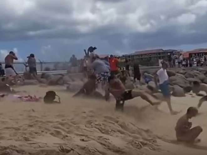 Máy bay cách đầu người 20m, cuốn bay du khách tắm biển- Ảnh 2. Máy bay cách đầu người 20m, cuốn bay du khách tắm biển- Ảnh 2.