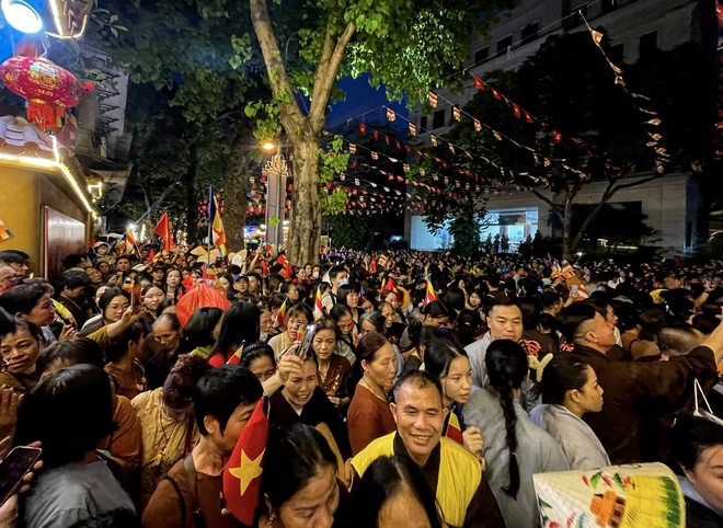 Hàng nghìn người cung rước xá lợi Phật quanh hồ Gươm- Ảnh 4. Hàng nghìn người cung rước xá lợi Phật quanh hồ Gươm- Ảnh 4.
