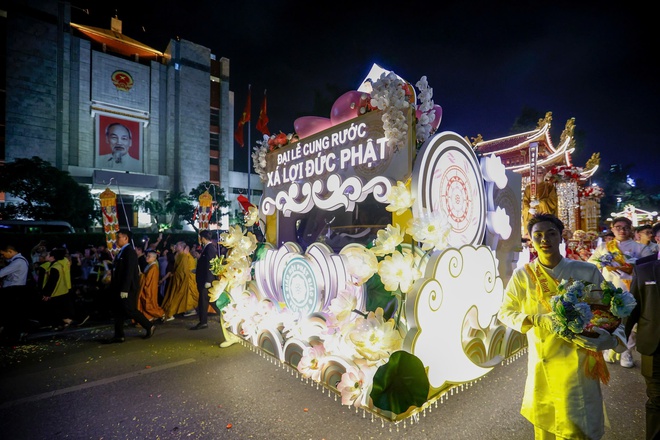 Hàng nghìn người cung rước xá lợi Phật quanh hồ Gươm- Ảnh 8. Hàng nghìn người cung rước xá lợi Phật quanh hồ Gươm- Ảnh 8.