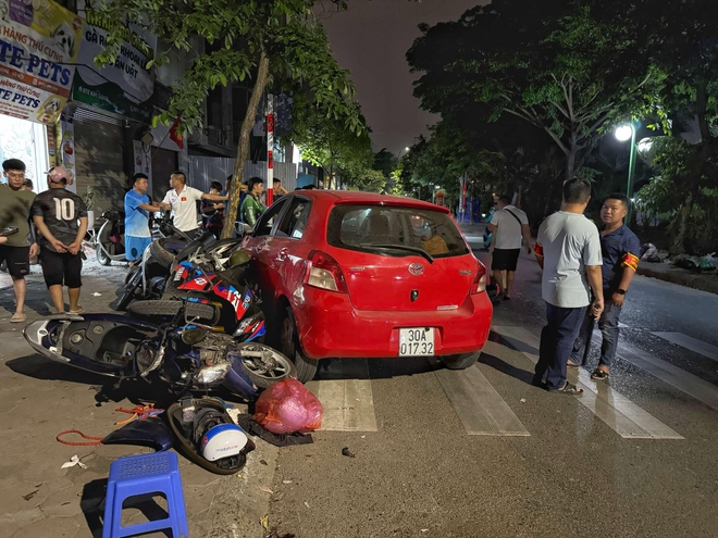 Hà Nội: Tạm đình chỉ Trưởng công an xã Tam Hiệp lái ô tô tông 6 xe máy- Ảnh 2.
