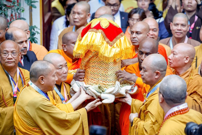 Cận cảnh cung rước xá lợi Phật về chùa Quán Sứ- Ảnh 4. Cận cảnh cung rước xá lợi Phật về chùa Quán Sứ- Ảnh 4.