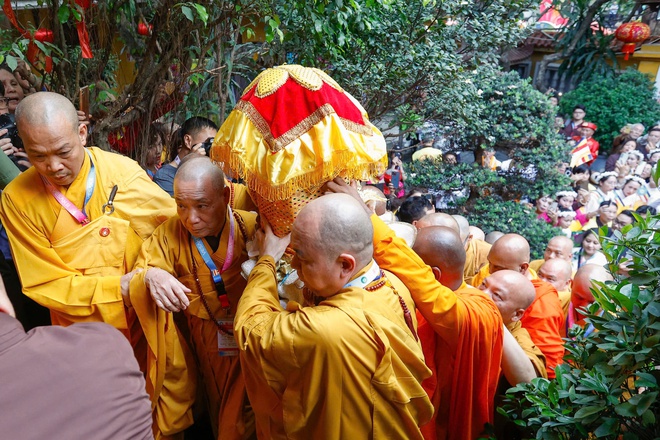 Cận cảnh cung rước xá lợi Phật về chùa Quán Sứ- Ảnh 5. Cận cảnh cung rước xá lợi Phật về chùa Quán Sứ- Ảnh 5.