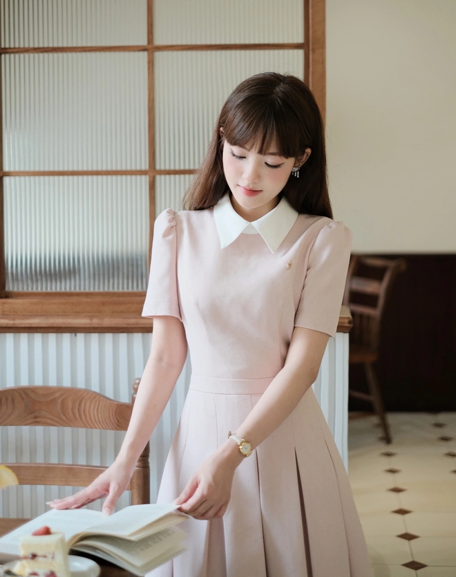 Chinh phục phong cách tối giản cùng váy midi cho mùa hè 2025 - Ảnh 8. Chinh phục phong cách tối giản cùng váy midi cho mùa hè 2025 - Ảnh 8.