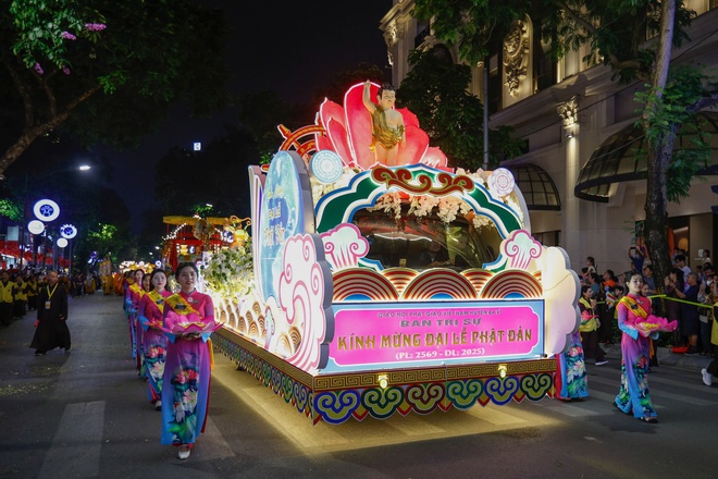Hàng nghìn người cung rước xá lợi Phật quanh hồ Gươm- Ảnh 7. Hàng nghìn người cung rước xá lợi Phật quanh hồ Gươm- Ảnh 7.