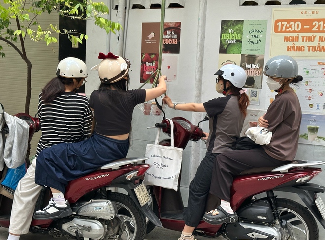 Độc lạ quán nước thả dây trong hẻm TP.HCM: Khách mỏi cổ vì chủ quán… 'lười'- Ảnh 5.