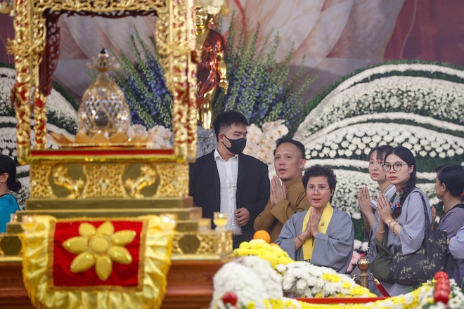 Xuyên đêm xếp hàng chờ chiêm bái xá lợi Đức Phật ở Hà Nội- Ảnh 14. Xuyên đêm xếp hàng chờ chiêm bái xá lợi Đức Phật ở Hà Nội- Ảnh 14.