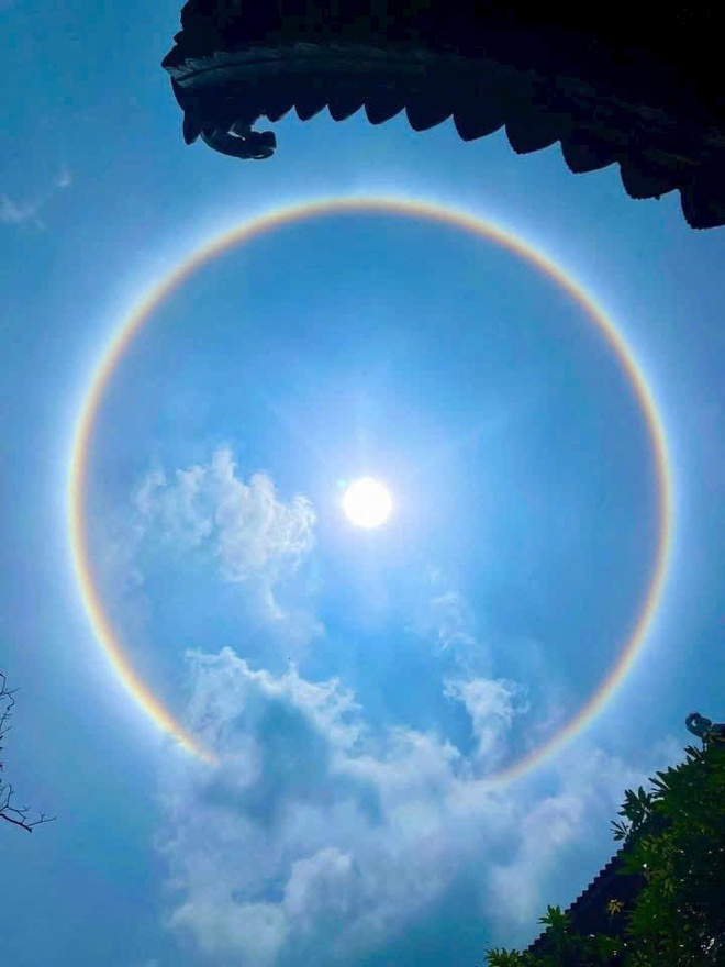 - Ảnh 2. Hào quang mặt trời ở Hà Nội là hiện tượng bình thường, không phải điềm báo - ảnh 2