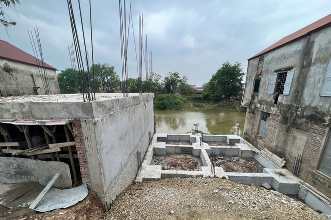 Cận cảnh những căn nhà trái phép ở bờ sông vùng rốn lũ Hà Nội - Ảnh 3.