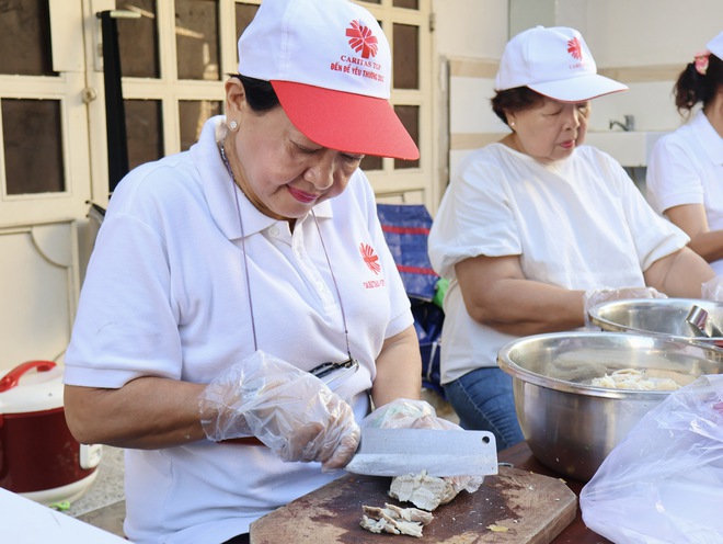 Bữa cơm nhà thờ đậm vị tử tế ở TP.HCM, khiến người nhận khóc vì được thương- Ảnh 2. Bữa cơm nhà thờ đậm vị tử tế ở TP.HCM, khiến người nhận khóc vì được thương- Ảnh 2.