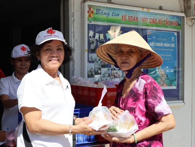 Bữa cơm nhà thờ đậm vị tử tế ở TP.HCM, khiến người nhận khóc vì được thương- Ảnh 14.