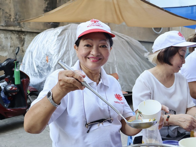 Bữa cơm nhà thờ đậm vị tử tế ở TP.HCM, khiến người nhận khóc vì được thương Bữa cơm nhà thờ đậm vị tử tế ở TP.HCM, khiến người nhận khóc vì được thương
