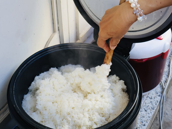 Bữa cơm nhà thờ đậm vị tử tế ở TP.HCM, khiến người nhận khóc vì được thương- Ảnh 10. Bữa cơm nhà thờ đậm vị tử tế ở TP.HCM, khiến người nhận khóc vì được thương- Ảnh 10.