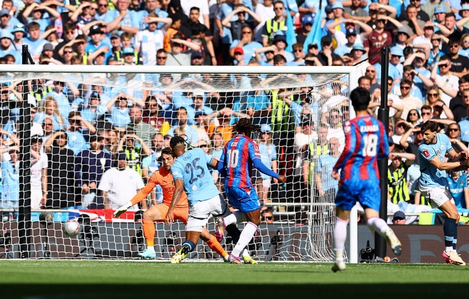 Man City 'dính bẫy' Crystal Palace, ngậm ngùi thua chung kết Cúp FA: Trắng tay cả mùa!- Ảnh 3. Man City 'dính bẫy' Crystal Palace, ngậm ngùi thua chung kết Cúp FA: Trắng tay cả mùa!- Ảnh 3.