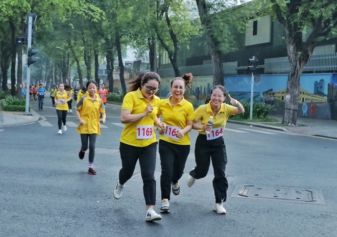 Sáng cuối tuần, đông nghẹt người đổ về Bưu điện trung tâm TP.HCM chạy bộ - Ảnh 11.