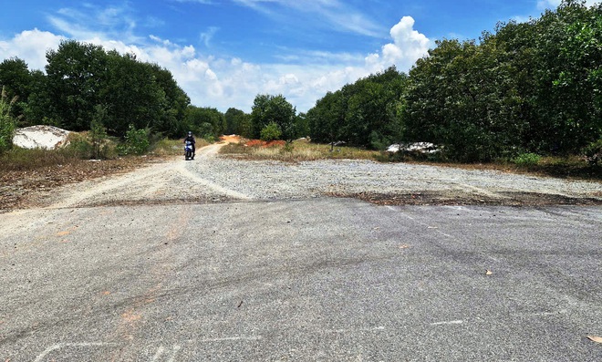 Suốt 8 năm chờ mặt bằng để l&agrave;m 1,1 km đường - Ảnh 1.