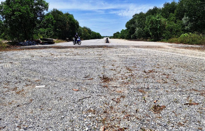 Suốt 8 năm chờ mặt bằng để l&agrave;m 1,1 km đường - Ảnh 2.