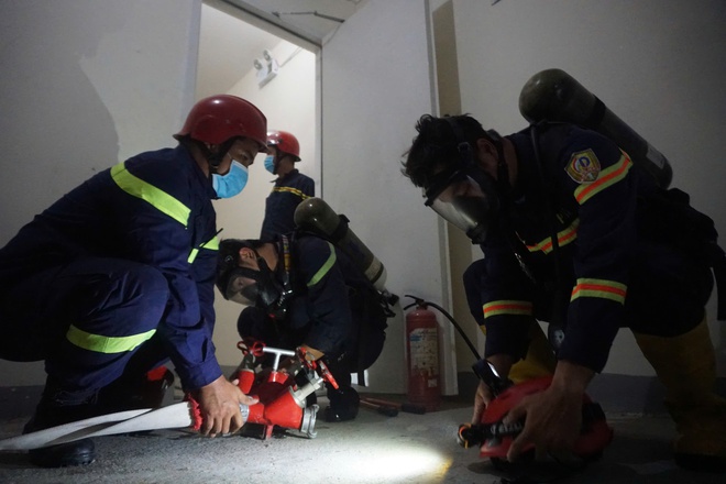 Ch&aacute;y chung cư Mường Thanh, khu phố du lịch Đ&agrave; Nẵng n&aacute;o loạn - Ảnh 3.