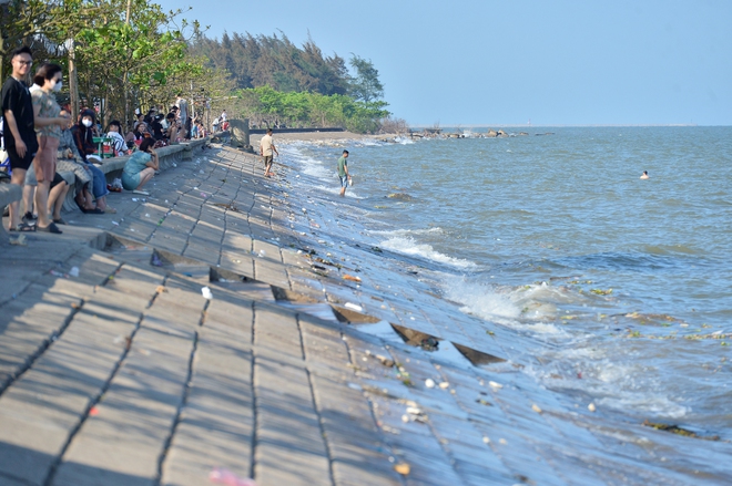 Tắm biển Nam Định giữa rác thải và cảnh báo từ chính quyền - Ảnh 18. Tắm biển Nam Định giữa rác thải và cảnh báo từ chính quyền - Ảnh 18.