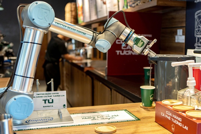 Robot pha chế cà phê hiện đại phục vụ khách tại quán cà phê ở Hà Nội - Ảnh 3. Robot pha chế cà phê hiện đại phục vụ khách tại quán cà phê ở Hà Nội - Ảnh 3.