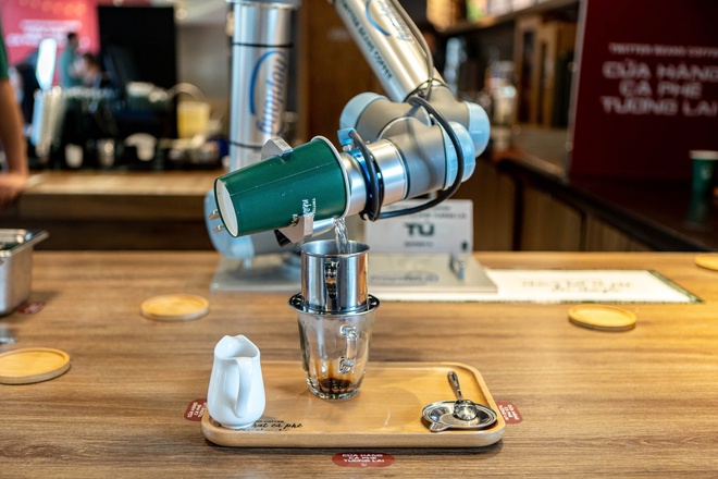 Robot pha chế cà phê hiện đại phục vụ khách tại quán cà phê ở Hà Nội - Ảnh 4. Robot pha chế cà phê hiện đại phục vụ khách tại quán cà phê ở Hà Nội - Ảnh 4.