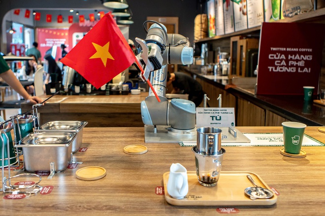 Robot pha chế cà phê hiện đại phục vụ khách tại quán cà phê ở Hà Nội - Ảnh 5. Robot pha chế cà phê hiện đại phục vụ khách tại quán cà phê ở Hà Nội - Ảnh 5.