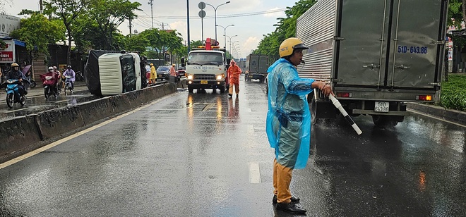 Lật xe tải, CSGT dầm mưa điều tiết giao thông nhiều giờ - Ảnh 4.