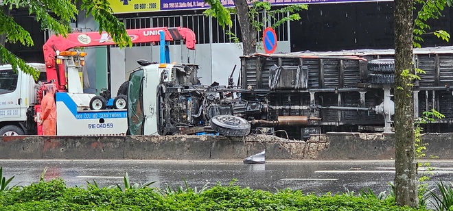 Lật xe tải, CSGT dầm mưa điều tiết giao thông nhiều giờ - Ảnh 2.