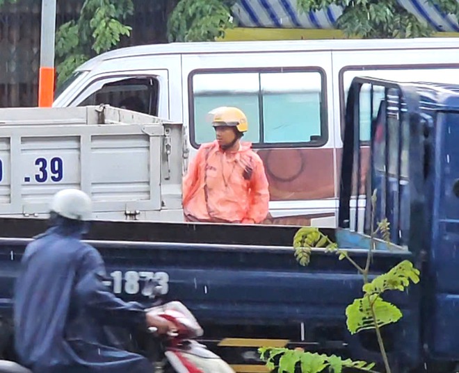 Lật xe tải, CSGT dầm mưa điều tiết giao thông nhiều giờ - Ảnh 3.