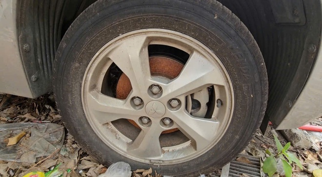 &Ocirc; t&ocirc; 7 chỗ đậu trước nh&agrave; d&acirc;n cả năm kh&ocirc;ng ai đến nhận - Ảnh 3.