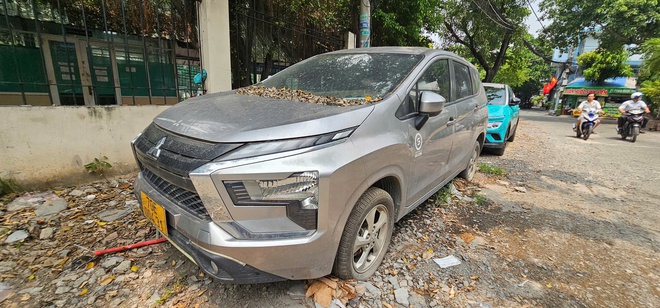 &Ocirc; t&ocirc; 7 chỗ đậu trước nh&agrave; d&acirc;n cả năm kh&ocirc;ng ai đến nhận - Ảnh 1.