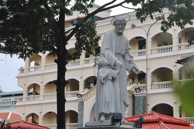 Nhà thờ cổ TP.HCM: Có mộ đại gia giàu bậc nhất, ông ngoại Nam Phương hoàng hậu- Ảnh 5. Nhà thờ cổ TP.HCM: Có mộ đại gia giàu bậc nhất, ông ngoại Nam Phương hoàng hậu- Ảnh 5.