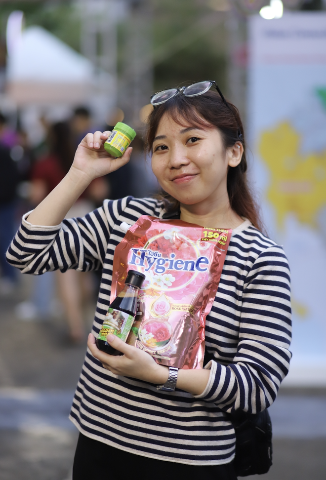 Thai Festival 2025 trở lại, giới trẻ TP.HCM đổ xô ăn đồ Thái, săn hũ hút mũi - Ảnh 3.