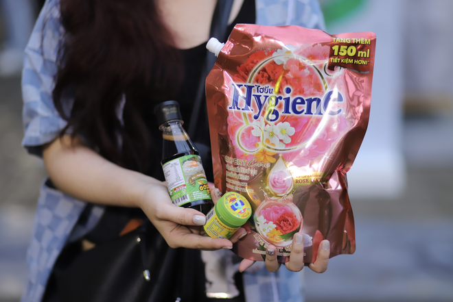 Thai Festival 2025 trở lại, giới trẻ TP.HCM đổ xô ăn đồ Thái, săn hũ hút mũi - Ảnh 2.