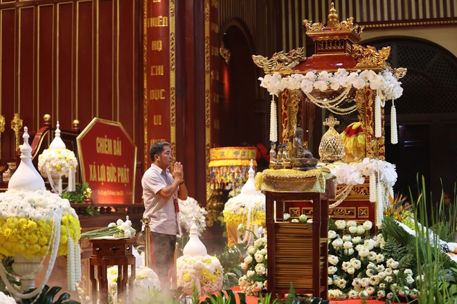 Nước mắt xúc động trong ngày đầu chiêm bái xá lợi Đức Phật tại Yên Tử - Ảnh 3.
