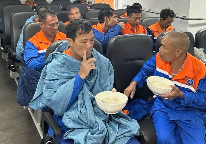 10 thuyền viên trong vụ chìm tàu ở Hà Tĩnh đã được cứu sống - Ảnh 1.